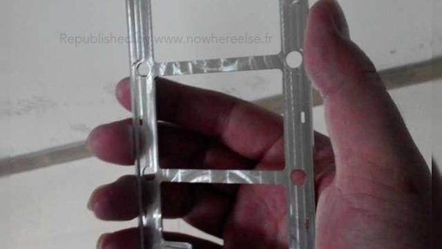 <b>Samsung Galaxy S5 În prima scăpare cu iz autentic: ramă metalică, posibil indiciu cu privire la carcasă metalică</b>De vreme ce 2013 e aproape gata, e momentul să ne gândim la modele flagship ale anului 2014, precum HTC M8 sau Samsung Galaxy S5. Dacă primul ni s-a prezentat deja într-o variantă albastră, handsetul Samsung rămâne un mister. Totuși astăzi vedem...