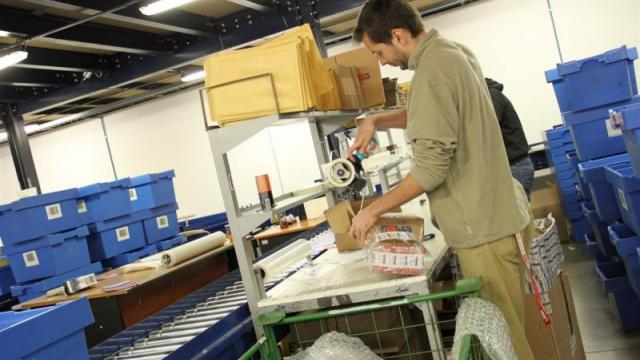<b>eMAG.ro Înregistrează comenzi de 23 de milioane de euro În Black Friday 2013, valul Întâi (video)</b>eMAG.ro trage linie și face bilanțul cu privire la prima sesiune Black Friday din acest an, care a debutat pe 22 noiembrie, săptămâna trecută. Astfel, aflăm că pe parcursul zilei de Black Friday, retailerul a avut comenzi pentru 250.000 de...