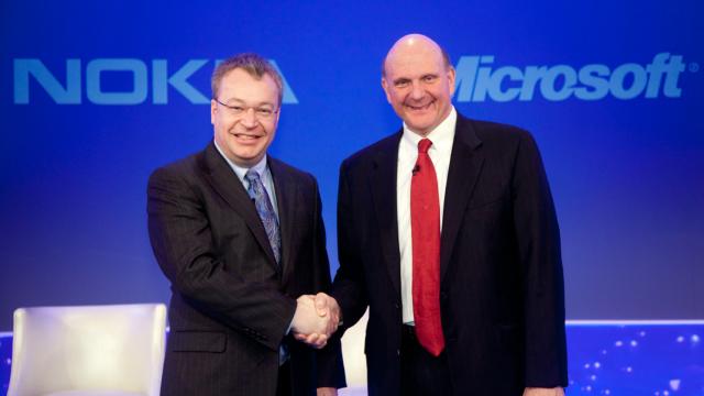 <b>Microsoft pierdea bani susținând Nokia Înainte de achiziționarea sa, a trebuit să acționeze rapid</b>Au fost descoperite câteva detalii noi de culise din cadrul înțelegerii dintre Microsoft și Nokia, care s-a încheiat cu achiziția ramurii Terminale și Servicii a companiei finlandeze. Se pare că Microsoft câștiga 10 dolari pentru fiecare handset...