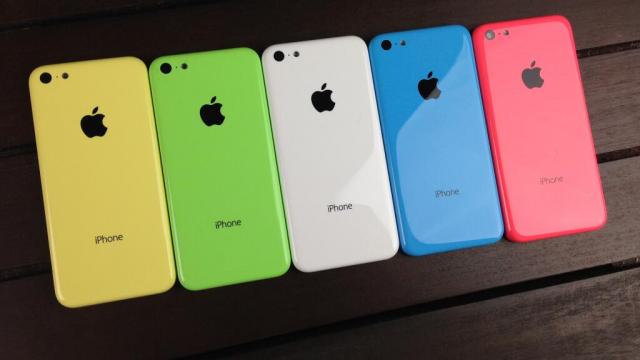 <b>Vânzările de iPhone 5c Încep să cunoască o creștere În India; depășesc vânzările lui Samsung Galaxy S4</b>Se pare că situația lui iPhone 5c, în ceea ce privește numărul de vânzări, începe să se schimbe în bine. Potrivit unor retaileri, noul iPhone colorat a reușit să depășească numărul de vânzări înregistrat de Samsung Galaxy S4. La...