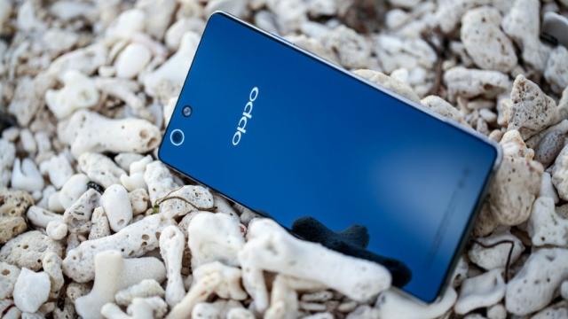 <b>O nouă imagine cu un telefon Oppo arătos Își face apariția; Părea a fi Oppo Find 7, dar este Oppo R829</b>în această dimineață site-urile de știri despre telefoane mobile au vuit când a apărut imaginea de mai jos, proclamând sus și tare că acesta este flagshipul Oppo Find 7. Ei bine, Oppo a luat poziție și a anunțat că handsetul din imagine e de...