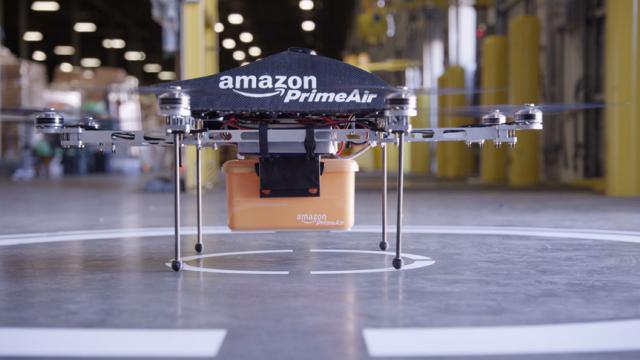 <b>Amazon va face livrările de colete În 30 de minute folosind drone cu elice (Video)</b>Ieri Amazon avea programat un anunț important și deși ne așteptam să fie vorba despre deja legendarul sau smartphone, aparent era vorba despre un serviciu la care nu ne așteptam. Faimosul retailer are de gând să înlocuiască curierii cu drone....