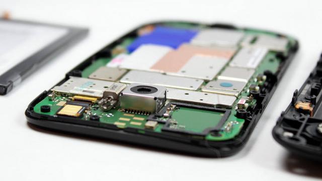<b>Motorola Moto G disecat; Se pare că Moto obține totuși profit de pe urma sa</b>Disecțiile de telefoane mobile sau "teardown" cum le zic americanii sunt utile pentru că aflăm exact costul componentelor de la interiorul terminalelor. Uneori prețurile sunt sub așteptări, alteori peste, dar de obicei compania producătoare iese pe...