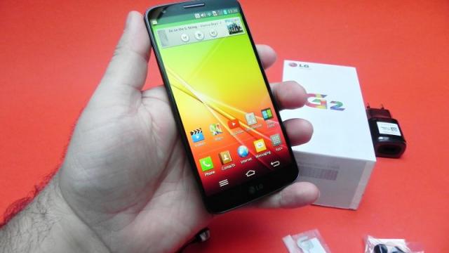 <b>LG G2 unboxing: smartphone cu design original, un adevărat ecran edge to edge (Video)</b>Multe modele de telefoane se laudă cu ecrane edge to edge, dar când am văzut LG G2 scos din cutie am văzut în sfârșit ce înseamnă un astfel de telefon. Acest handset are curajul de a se abate de la designul obișnuit și de a implementa...