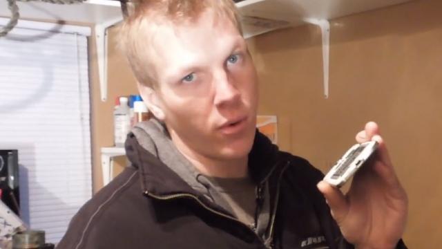 <b>Samsung Încearcă să astupe gura unui vlogger care a prezentat În fața camerei un Galaxy S4 ars (Video)</b>Ați auzit probabil de pățania tânărului din clipul de mai jos, care a avut probleme cu un Samsung Galaxy S4 a cărui baterie pur și simplu a luat foc. El a realizat un video YouTube în care prezenta handsetul și explica ce se întâmplă cu el,...