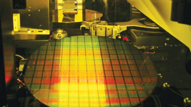 <b>Apple trimite comenzile pentru viitoarele generații de procesoare A, Îngroașă profiturile companiei TSMC</b>Vești bune pentru producătorul taiwanez de chipuri TSMC: Apple a comandat viitoarele generații de procesoare din seria A, iar compania din Cupertino va genera până la 10% din veniturile pe 2014 ale firmei TSMC. &nbsp; Firma asiatică își va crește...