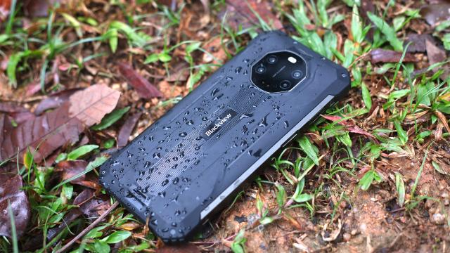 <b>Noile telefoane robuste Blackview BL8800 și BL8800 Pro sunt disponibile de azi la vânzare, cu o ofertă specială pentru primii cumpărători</b>Dacă erai în căutarea unui smartphone robust care să acopere și partea multimedia și pe cea de muncă, de astăzi ai două opțiuni foarte interesante din care poți alege și anume Blackview BL8800 și BL8800 Pro. Acestea tocmai ce au fost 