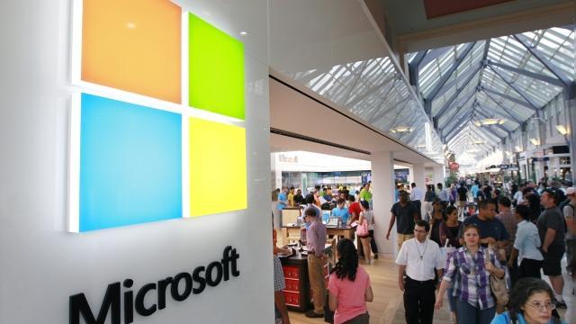 <b>Microsoft oferă celor de la Samsung 1 miliard de dolari pentru a produce terminale Windows Phone</b>Se pare că Microsoft dorește puțină varietate în cadrul ecosistemului Windows Phone și nu ține neapărat că acesta să fie dominat de Nokia. Samsung ar fi pe harta lor din nou, de vreme ce se zvonește că gigantul software din Redmond ar fi...