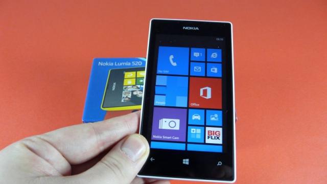 <b>Nokia Lumia 520 unboxing: un telefon WP8 cu preț excelent (Video)</b>Deși a trecut ceva vreme de când a debutat Nokia Lumia 520 pe piața locală, am observat numeroase comentarii în care ne-ați cerut o recenzie pentru acest device. Astfel ne-am conformat și am cumpărat handsetul, mai ales că bătrânul meu LG...