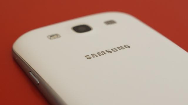 <b>Samsung Galaxy S5 ar putea veni cu scanner pentru iris și ecran 2K</b>S-a zvonit în trecut ca Samsung Galaxy S5 va trece la nivelul următor al autentificării, ce implică scanarea irisului utilizatorului, iar acum acest zvon revine în actualitate. Astăzi aflăm noi detalii despre device, disponibile în rândurile...