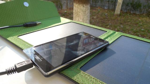 <b>Review Panouri Solare Portabile Colia Power: modelele Photo S4W, Pro și Deluxe strălucesc la alimentarea neconvențională (Video)</b>Iată-ne din nou cu un review neobișnuit de gadget, de această dată o serie de panouri solare fiind vedete la Mobilissimo.ro. Ați avut zilele trecute un teaser informațional&nbsp;din partea colegului Claudiu Sima, iar astăzi sus semnatul, Alex...