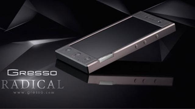 <b>Aur alb și Android 4.1.2 pentru noul telefon Gresso Radical, smartphone de 2000 de dolari</b>Gresso este un nume de care ați auzit dacă ați fost măcar o dată curioși să vedeți cam ce prețuri au telefoanele de lux. Compania a lansat un model prețios de 2500 de dolari cu câteva luni în urmă, sub numele de Cruiser Titanium și acum...