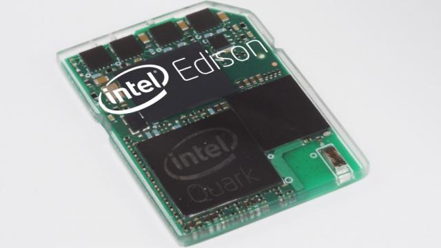 <b>CES 2014: Acest card SD este de fapt... un computer; Intel Edison inovează masiv!</b>în vreme ce unii visează la un senzor de cameră mic cât o lentilă de contact, Intel inovează în zona de Mini PC, cu un model numit Intel Edison. El este practic un PC de mărimea unui card SD, după cum vedeți mai jos. &nbsp; Ideea de computer pe...