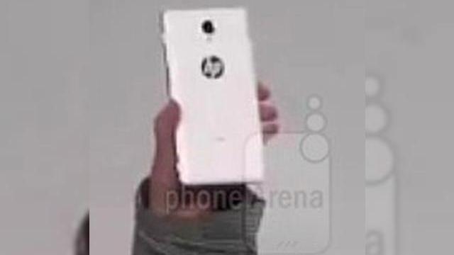 <b>Telefonul HP dual SIM cu ecran de 6 inch și preț de 200 de dolari apare În prima imagine</b>HP se alătura producătorilor care s-au aliniat trendului, când vine vorba de telefoane cu diagonală mare. Ei au dezvoltat un terminal numit HP Slate 6 Voice Tab, care a apărut deja la autoritățile de certificare Bluetooth și astăzi apare și...