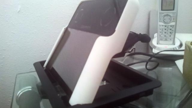 <b>Iată o tabletă transparentă În acțiune la CES 2014: modelul Grippity e pe Kickstarter (Video)</b>Aflasem de existența lui Grippity în decembrie, atunci când pornea finanțarea pe Kickstarter a acestui proiect. E vorba despre o tabletă cu ecran transparent, care a sosit sub formă de prototip la CES 2014, unde a primit demo-ul hands on de mai jos....