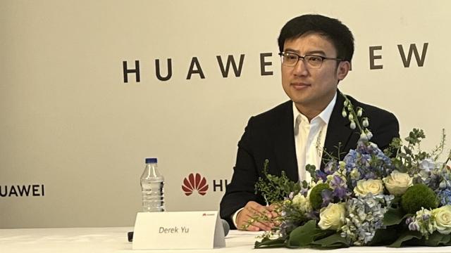 <b>"Ceasurile sunt produsul numărul 1 pentru Huawei în România" + viitorul strategiei smartphone Huawei pe 2022 (Interviu Derek Yu, oficial Huawei)</b>După ce am discutat cu Derek Yu, preşedinte al Huawei Device Business Group Central Eastern Europe, Nordic şi Canada Region la MWC 2022, am avut ocazia să îl vedem din nou la Istanbul. Evenimentul de vară Huawei