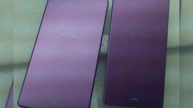 <b>Sony Xperia Z2 ni se prezintă În primele imagini: presupuse carcase spate surprinse În imagini</b>Unul dintre absenții de marcă de la CES 2014 a fost în mod clar un nou flagship Sony Xperia Z, care aparent a fost lăsat pentru MWC. E vorba despre Sony Xperia Z2 aka Sirius, care astăzi ni se prezintă sub forma unei scăpări destul de vagi. &nbsp;...