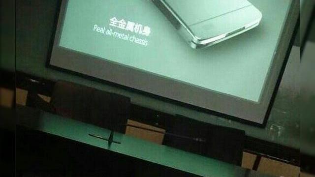 <b>Iată cum va arăta primul telefon ce rulează sistemul de operare COS (China Operating System)!</b>Dacă săptămâna trecută vă anunțam că sistemul de operare COS (China Operating System), a fost aprobat de către guvernul chinez, iată că astăzi putem arunca o mică privire asupra unui presupus prim telefon ce va sosi cu acest OS. &nbsp; COS...