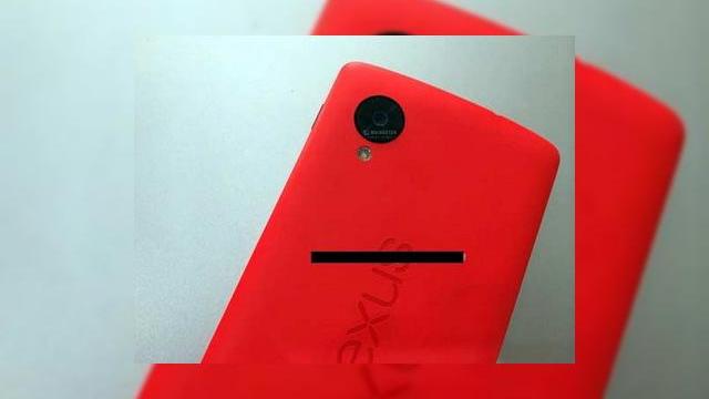 <b>Modelul roșu de Nexus 5 apare Într-o imagine hands on, variantele colorate se lansează luna viitoare În Asia</b>Ieri aflam că Nexus 5 va sosi în curând și în variante colorate, pe lângă cea albă și neagră standard, iar azi vedem deja o imagine hands on cu un Nexus 5 pe roșu. Telefonul a primit review la Mobilissimo.ro luna trecută și este cel mai...
