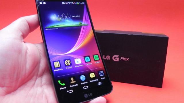 <b>LG G Flex Unboxing: șerpuiește din cutie primul telefon ușor flexibil (Video)</b>LG G Flex este un terminal neobișnuit și probabil cea mai mare inovație care a stat pe masa de teste Mobilissimo.ro în ultimul an. Acest model ne-a fost oferit în teste de către eMAG.ro, care vinde terminalul la prețul de 2.949 lei, printr-o...