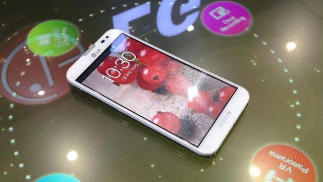 <b>Phabletul LG G Pro 2 confirmat pentru debutul În luna februarie</b>înainte să ne bucurăm la ideea unui LG G3, va trebui să asistăm la debutul unui nou phablet LG, din seria Optimus G Pro. La brandul Optimus s-a renunțat, după cum știți, deci noul model se va numi LG G Pro 2 și va sosi în luna februarie. &nbsp;...