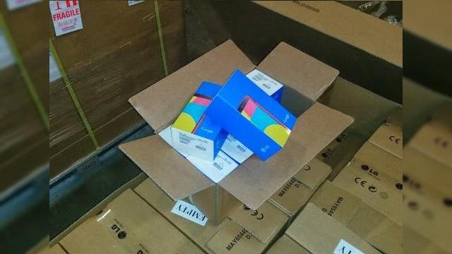 <b>Nexus 5 În varianta pe culoarea Roșu este foarte real și nu doar pentru Asia. Iată cum arată ambalajul și depozitul distribuitorului european!</b>De curând am avut ocazia să vizualizăm varianta pe roșu a terminalului Nexus 5, într-o imagine hands-on. Această variantă a fost &ldquo;vânată&rdquo; de ceva vreme, în baza zvonurilor apărute în presa de specialitate și diversele, mărunte...