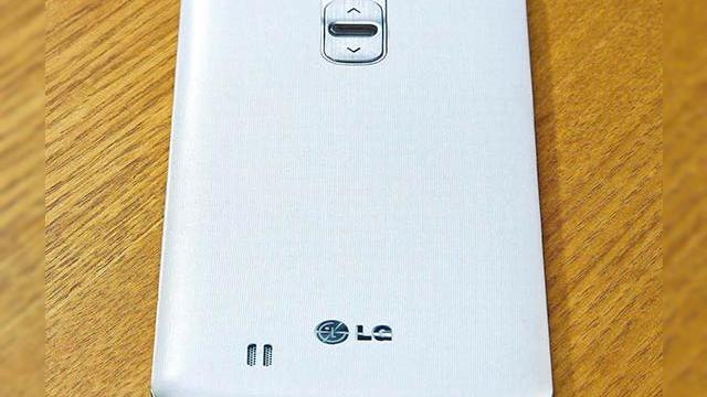 <b>LG G PRO 2 Își face apariția Într-o serie de imagini</b>Din câte se pare, anul acesta, în cadrul show-ului MWC 2014, cei de la LG vor dezvălui succesorul lui LG Optimus G PRO, device ce se va numi LG G PRO 2. Acesta a fost surprins într-o serie de imagini, și astfel de putem da seama cum va arata...