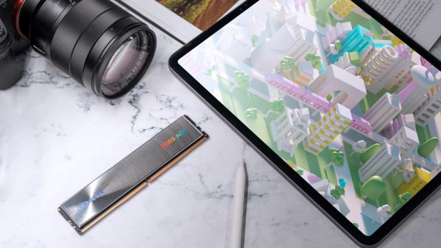 <b>ADATA anunță noua serie de module de memorie ACE adresate creatorilor care vor performanțe sporite</b>Din partea celor de la ADATA sosesc astăzi noi module de memorie, mai precis seria ACE adresată creatorilor care își doresc performanțe sporite. Aceste noi modele se numesc ADATA ACE 6400 DDR5 și ACE 3600 DDR4, iar seria mai include