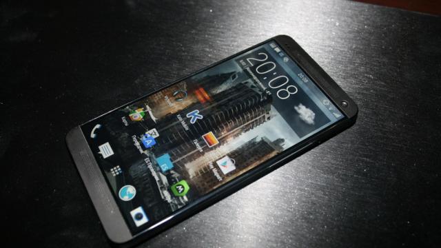 <b>Noi presupuse imagini cu HTC M8 Își fac apariția, de această dată fotografii hands on</b>După ce fotografiile de ieri&nbsp;cu HTC M8 au fost confirmate drept false, astăzi avem o nouă serie de imagini, dar nu randari, ci de această dată imagini clare hands on cu smartphone-ul. Rețineți că ultima oară când au apărut fotografii de...