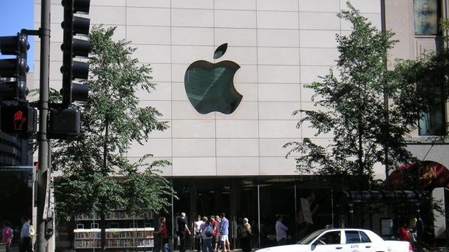 <b>CEO-ul Tim Cook afirmă că Apple și-a răscumpărat acțiuni În valoare de 14 miliarde de dolari</b>într-un interviu acordat celor de la Wall Street Journal, CEO-ul Apple, Tim Cook afirmă că au fost răscumpărate aproximativ 14 miliarde de dolari în acțiuni. De asemenea, potrivit ultimelor raporturi se pare că în primul trimestru au fost...