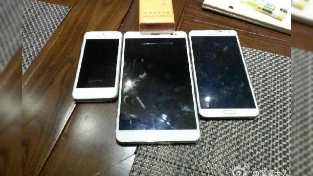 <b>Huawei pregătește un phablet/tabletă de 7 inch, comparat În imagini cu Galaxy Note 3</b>Huawei se orientează către phableturi în ultima vreme, astfel că după Ascend Mate 2, acum pregătește un model cu o diagonală și mai mare. Amintind de ASUS Fonepad, acest device are o diagonală de 7 inch și se vrea a fi telefon. &nbsp; Vedeți...