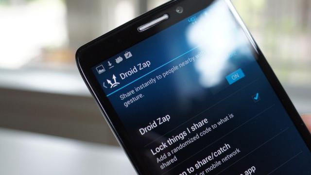 <b>Droid Zap - Aplicația Motorola pentru partajarea fotografiilor este de acum disponibilă pentru toți utilizatorii Android</b>Când vine vorba de sistemul de operare Android, cu toții știm că fiecare producător își rezervă dreptul de a construi și implementa propriile soluții software în OS. însă aceasta nu se întâmplă în măsură egală sau chiar apropiată în...