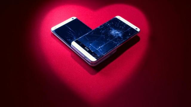 <b>HTC postează un teaser pe twitter; promite să ne repare telefoanele sparte</b>Cei de la HTC tocmai au postat o imagine teaser pe Twitter cu ocazia Valentine&rsquo;s Day ce prezintă două modele HTC One cu ecranul spart. Imaginea cu pricina are și o descriere pe măsură, și anume: &ldquo;Dacă inimile rănite ar fi atât de...
