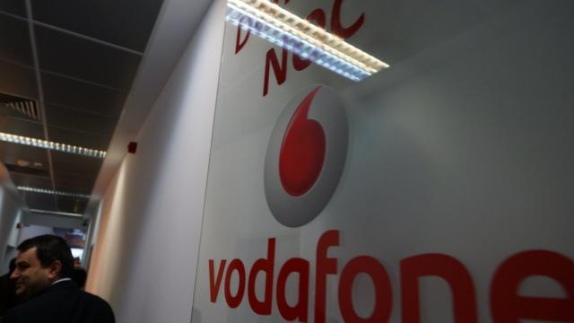 <b>Vodafone România comunică cu clienții prin chat mobil, lansând un serviciu special</b>Vodafone România anunța astăzi în premieră locală un serviciu de relații cu clienții evoluat. Prin acesta clienții pot comunica cu angajații operatorului prin chatul mobil. &nbsp; Serviciul este disponibil gratuit și poate fi accesat de către...
