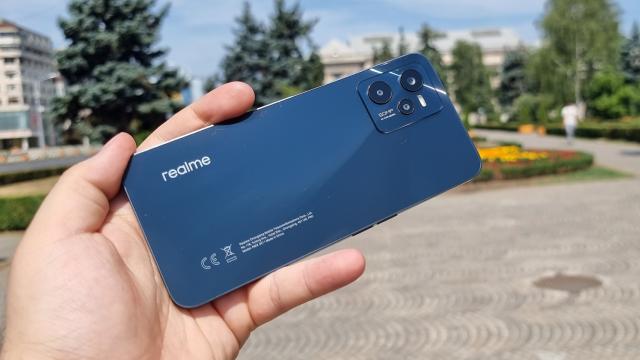 <b>Turul Magazinelor #1153: Telefoane midrange sub 1000 lei, râşnită cafea Bosch şi DSLR cu obiectiv şi accesorii bonus</b>Ne îndreptăm spre mijlocul lunii septembrie, spre o zi de marţi 13, spre ploi şi vreme mohorâtă. A trecut anunţul iPhone 14, a început şcoala, dar ne consolăm cu apropierea lui Black Friday. Până atunci mai sunt câteva valuri de reduceri de urmărit