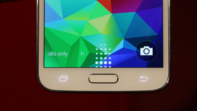<b>Scăpările de imagini cu Galaxy S5 nu se opresc; se confirmă prezența unui senzor pentru amprente</b>Dacă acum câteva minute vă arătam câteva imagini cu Galaxy S5 ce erau postate pe un site german, iată că alte noi fotografii continuă să apară. Odată cu aceste imagini aflăm și că noul Galaxy S5 va fi rezistent la apă, respectiv praf și...