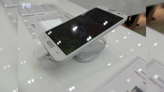 <b>MWC 2014: LG L90 hands on preview - un telefon low end cu KitKat și construcție solidă (Video)</b>Gama low end nu a fost uitată la MWC 2014, fiind reprezentată de câteva modele din China, dar și de către un handset sud coreean, pe care îl vedeți în acțiune mai jos. El poartă numele de LG L90 și vine cu un display de 4.7 inch. &nbsp;...