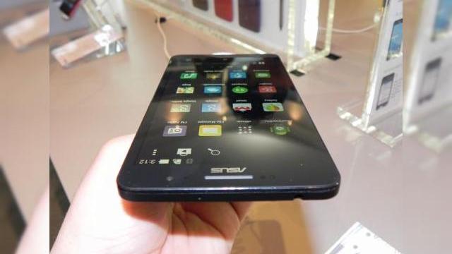 <b>MWC 2014: ASUS Zenfone 6 hands on preview - telefon de 6 inch cu interfață interesantă (Video)</b>ASUS a vorbit serios atunci când a afirmat că în 2014 va intra pe piața smartphone și se va face remarcat că brand de anvergură. Ei bine, la MWC vedem și câteva dintre noile telefoane ale companiei, printre care și ASUS Zenfone 6, pe care am pus...