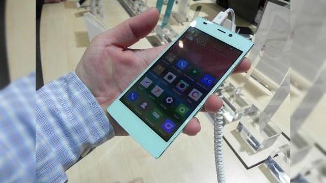<b>MWC 2014: Gionee Elife S5.5 hands on preview - cel mai subțire telefon din lume ora actuală, coboară sub 6 mm grosime (Video)</b>E un telefon? E o lamă de ras? E o lamă de gumă? Nu, e doar telefonul Gionee Elife S5.5, un device care ne-a surprins plăcut la MWC 2014. El este cel mai subțire telefon din lume la ora actuală, coborând sub limita de 6 mm. Acest handset...