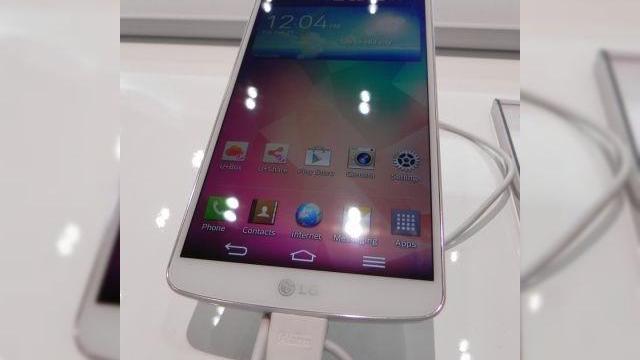 <b>LG G Pro 2 hands on preview - răspunsul Întârziat al LG pentru Galaxy Note 3 (Retro MWC 2014 - Video)</b>Cei de la LG ne erau datori cu un răspuns pentru Galaxy Note 3 și iată că el vine la MWC 2014, sub forma lui LG G Pro 2. Acest device poate fi considerat un soi de LG G Flex necurbat, dacă vreți o comparație forțată. &nbsp; Avem de-a face cu un...