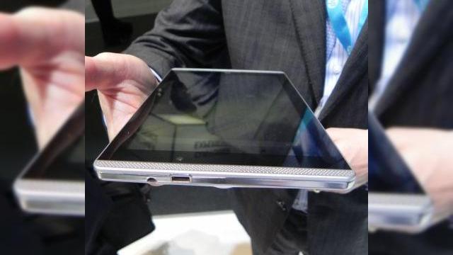 <b>HP Slate7 VoiceTab hands on preview - tableta cu funcție de telefonie, design stil HTC One (Retro MWC 2014 - Video)</b>Cu câteva zile în urma remarcăm la MWC 2014 o tabletă Huawei care seamănă cu un HTC One mai mare, iar acum se pare că și HP a urmat aceeași direcție. Modelul HP Slate7 VoiceTab este cel care adopta acest format și îl puteți admira mai jos...