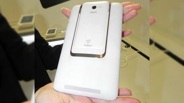 <b>ASUS PadFone Mini (Intel) hands on preview: Padfone-ul pentru publicul de masă, noul Zen UI cucerește (Retro MWC 2014 - Video)</b>Prezentat la CES 2014, ASUS PadFone Mini a fost adus și la MWC 2014, unde a fost expus la standul ASUS. Acesta este un "PadFone pentru oricine", dacă îi putem spune astfel, prin prisma prețului sau accesibil. El costă în jur de 249 de dolari și îl...