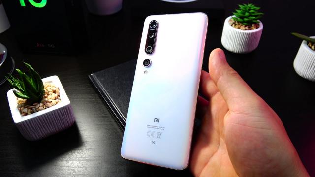 <b>Xiaomi Mi 10 Pro 5G: OS, UI, aplicaţii cu MIUI 12 mult evoluat</b>De când a sosit MIUI 12, a primit numai aprecieri de la noi. La nivel vizual e ce trebuie, iar wallpaper-urile dinamice cu zoom din orbită unei planete la sol sunt fascinante. E drept că avem şi acel Control Center copiat integral din iOS, dar o persoană 