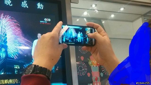 <b>Noi imagini cu Noul HTC One/M8 Își fac apariția pe web; Vedem interfața camerei!</b>Ne-am obișnuit deja cu ideea că în următoarea perioadă vom asista la numeroase scăpări ale lui HTC One 2/M8, deci nu ne surprinde că azi vedem încă două imagini cu acest smartphone. Ele provin din China și par a ne arăta interfața camerei...