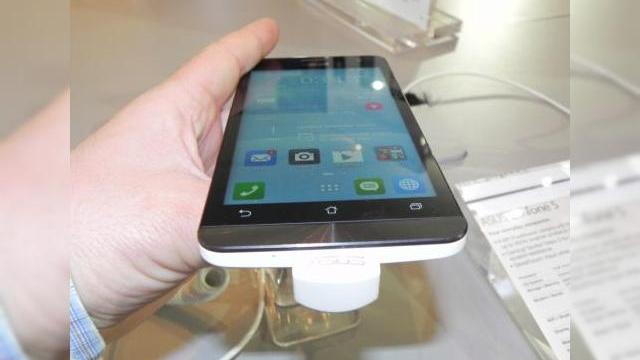 <b>ASUS Zenfone 5 hands on preview - smartphone midrange cu carcasă interschimbabilă (Retro MWC - 2014 Video)</b>ASUS Zenfone 5 este unul dintre telefoanele prezentate de ASUS la MWC 2014, iar acesta este un model care adopta atractivul Zen UI, adică arătoasă interfața aplicată pe terminalele noi cu Android la bord. în clipul din acest articol am avut...
