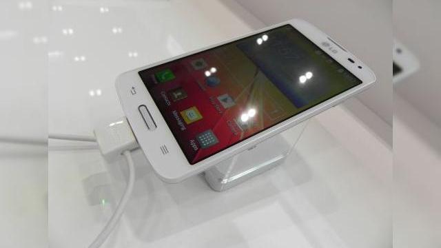 <b>LG F70 hands on preview: un rival pentru Moto G cu 4G, alură de G2 Mini (Retro MWC 2014 - Video)</b>Atunci când am văzut clipul hands on cu LG F70, unul dintre noile terminale LG anunțate la MWC, am crezut că acesta este de fapt LG G2 Mini. Ele au foarte multe în comun, mai ales că experiența de utilizare și funcțiile software sunt aproape...