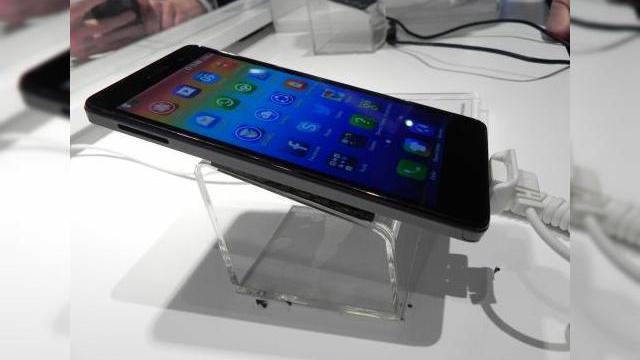 <b>Lenovo S860 Hands on preview: phablet de 5.3 inch care poate Încărca alte telefoane (Retro MWC 2014 - Video)</b>Lenovo S860 este un phablet de 5.3 inch care a fost expus la MWC 2014 și se remarcă printr-un design arătos și o baterie destul de capabilă. Acest device e capabil să încarce și alte terminale via cablu USB. &nbsp; Interfața sa și mai ales...