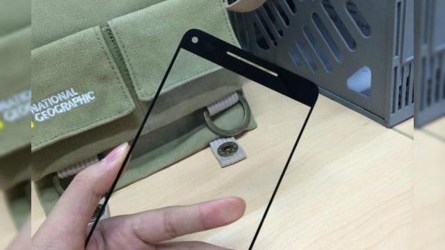 <b>Panoul frontal al lui ZTE Nubia X6 apare pe web, redefinește noțiunea de edge to edge</b>De la LG G2 încoace puțin producători de telefoane au mai restabilit definiția de "ecran edge to edge". Se pare că ZTE încearcă acest lucru, dacă ne luăm după imaginile de mai jos, care reprezintă panoul frontal al viitorului său telefon,...