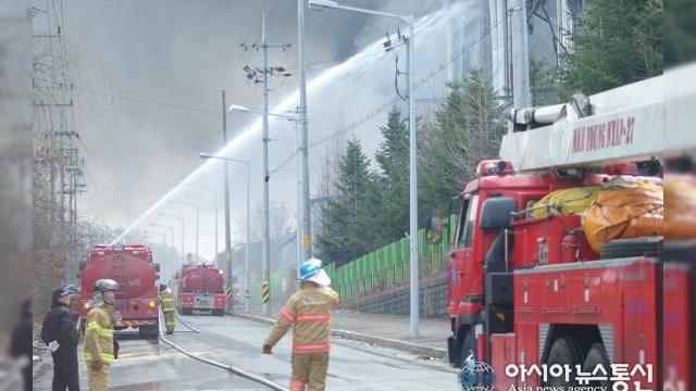 <b>Un incendiu ce a avut loc Într-o fabrică care produce componente pentru Galaxy S5 ar putea compromite volumul de terminale ce vor fi livrate</b>Din câte se pare, producția noului Samsung Galaxy S5 ar putea fi afectată datorită unui incendiu care a izbucnit în cursul zilei de ieri la o fabrică ce produce componente pentru acest terminal. Focul ce a cuprins fabrica cu pricina a fost stins la...