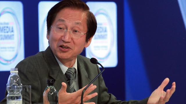 <b>ASUS pregătește un smartwatch cu control vocal și pe bază de mișcare</b>Directorul ASUS, Jonney Shih a anunțat cu ceva vreme în urmă că firma pe care o conduce e gata să intre pe piața accesoriilor purtabile. E vorba aici despre smartwatch-uri sau brățări smart, printre altele. Shih a declarat și că ASUS va avea un...